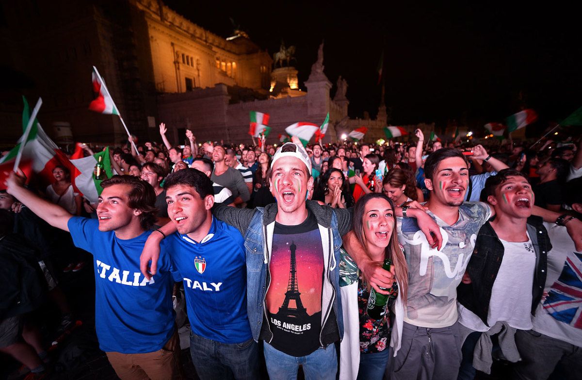 italy-fans.jpg